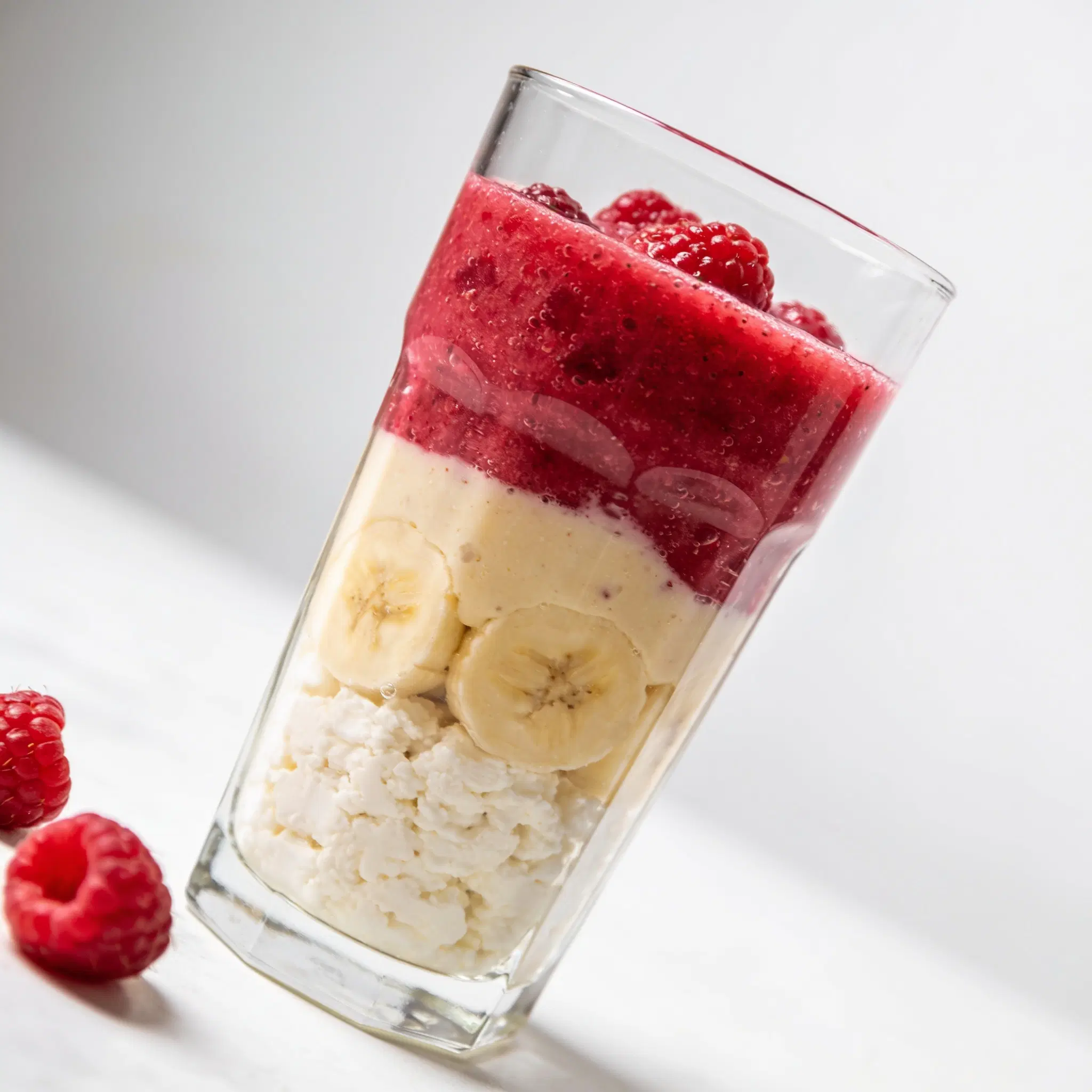 Koktajl proteinowy z serka wiejskiego i malin